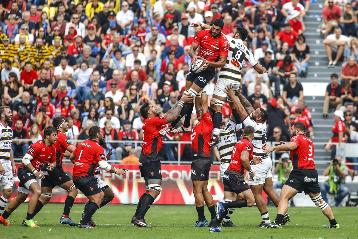 开云体育在线-赛场惊现悬殊比分，双方角逐激烈