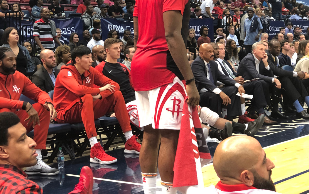 开云体育在线-火箭主场失利，球迷心情低落的简单介绍