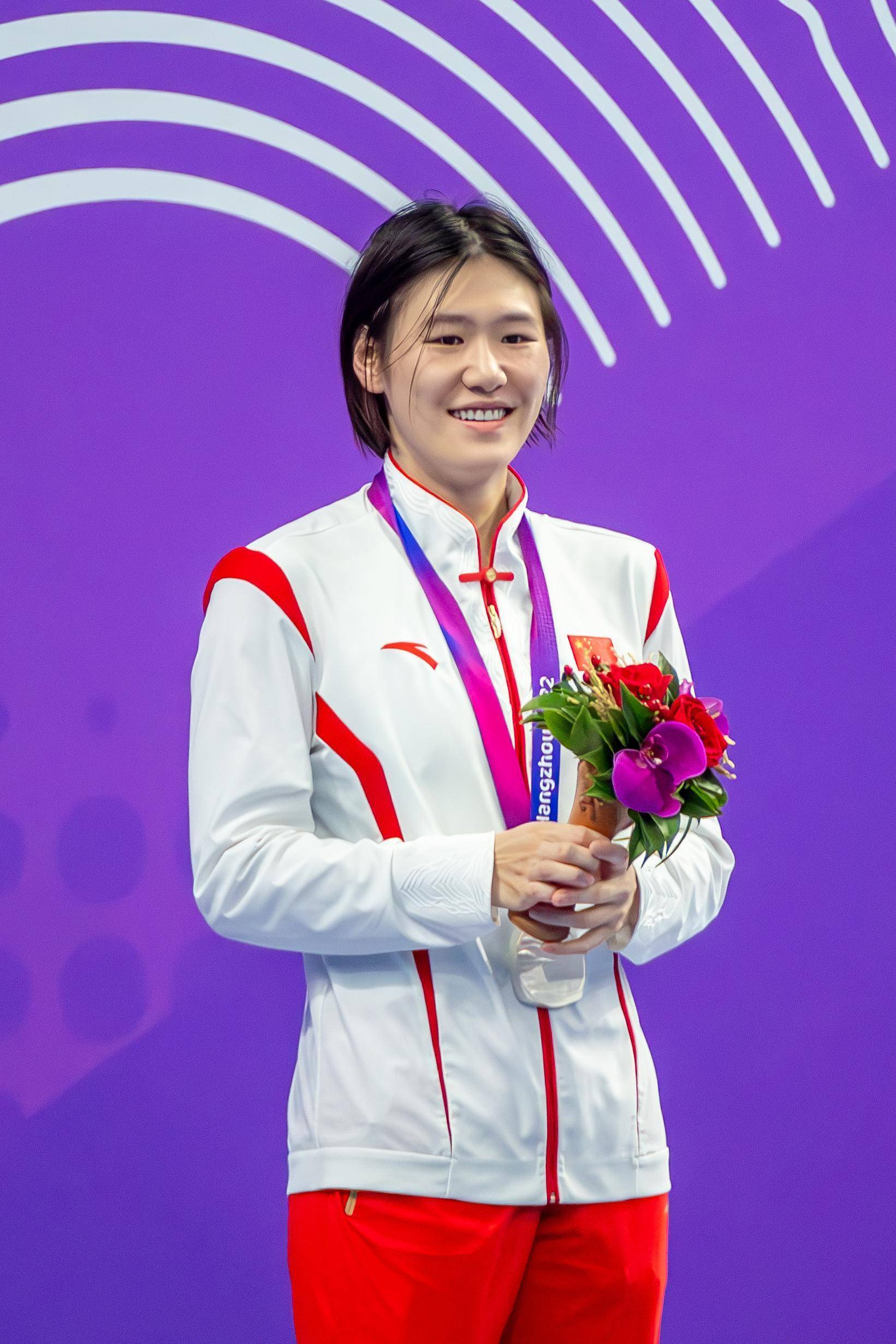 游泳选手打破世界纪录夺得冠军殊荣 游泳选手打破世界纪录夺得冠军殊荣