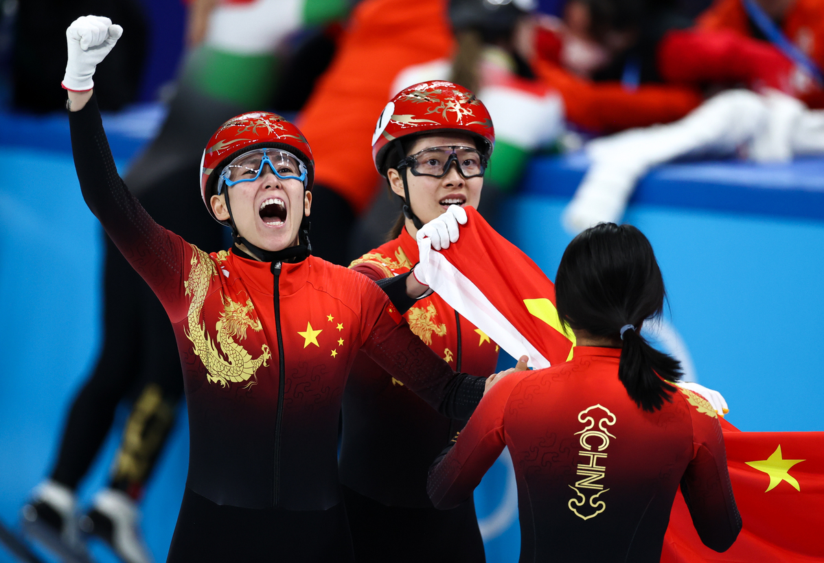 开云平台-运动员们在赛场上勇攀高峰，创造奇迹