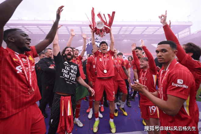 开云体育在线-精彩绝伦的比赛过后，两队球员互相致意