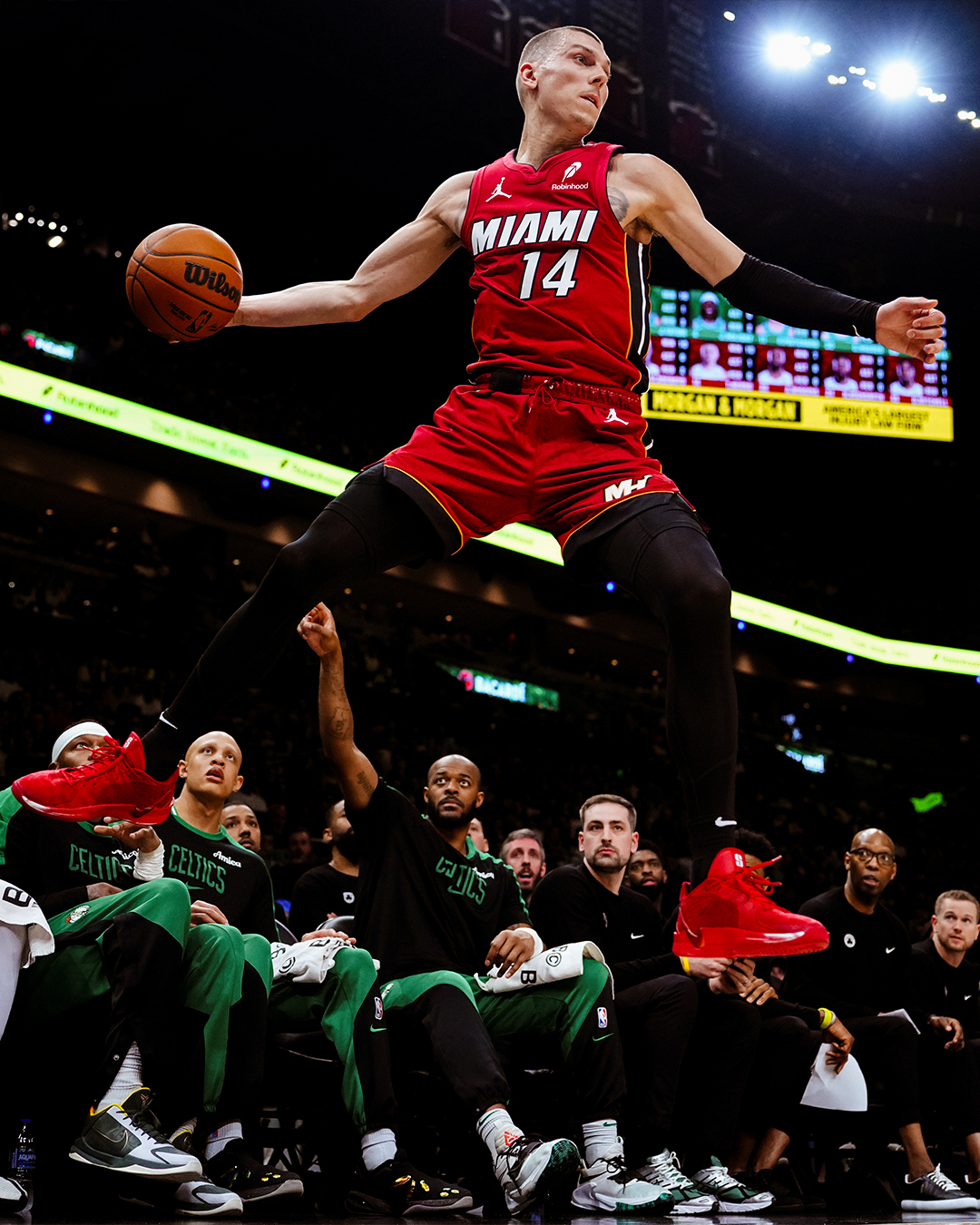 包含热火前锋回归赛场机动灵活望领先对手的词条