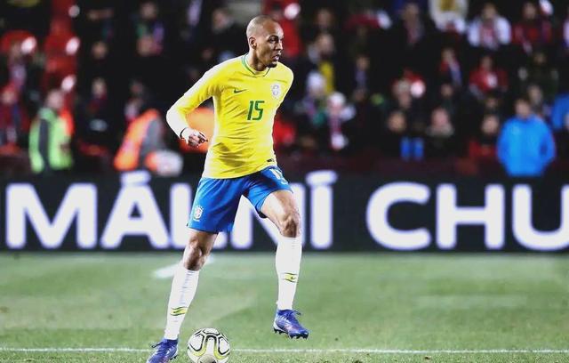 关于青年足球新星崭露头角，闪耀赛场争夺荣誉的信息