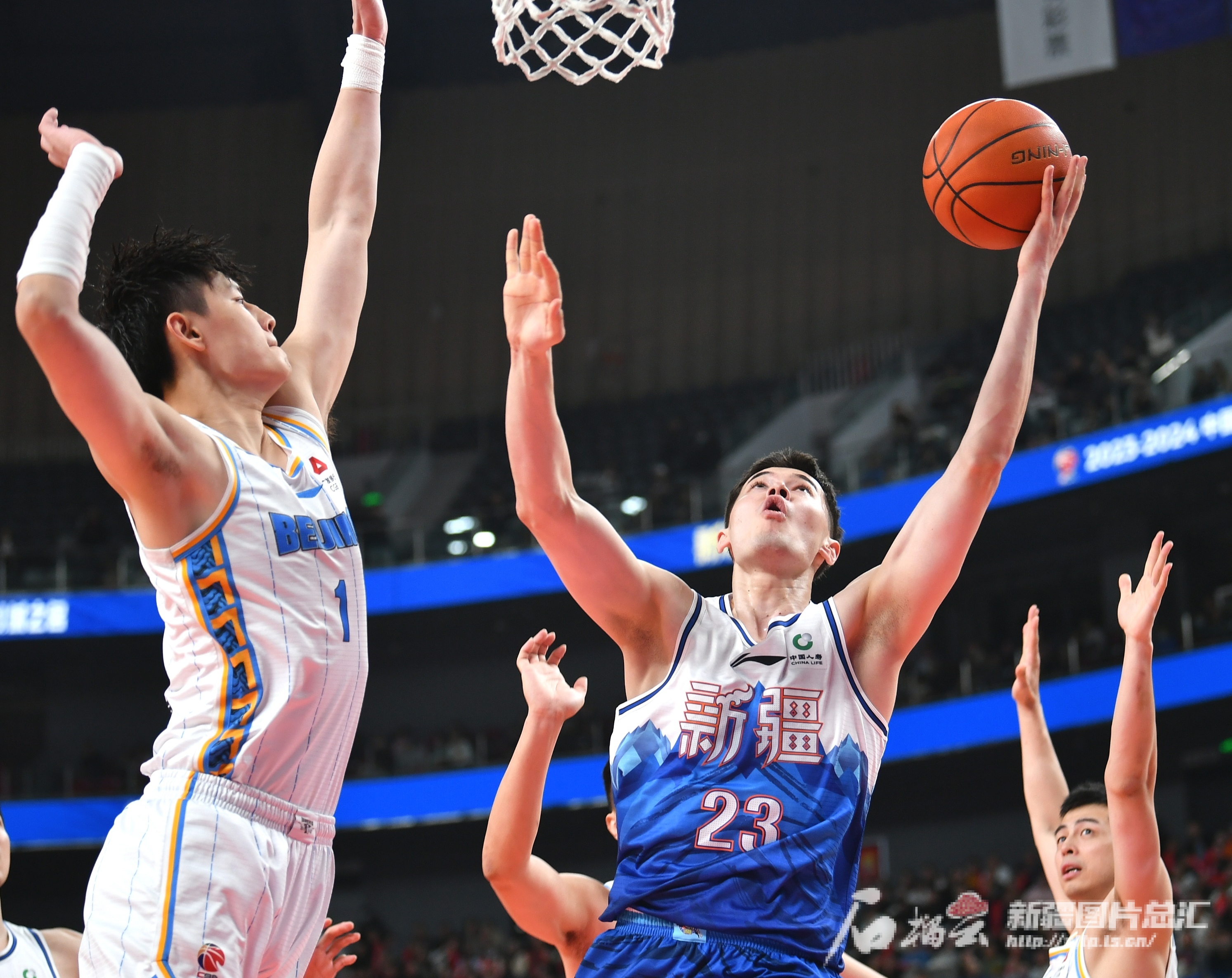 开云体育入口-天津男篮与新疆队对垒，东西部对决