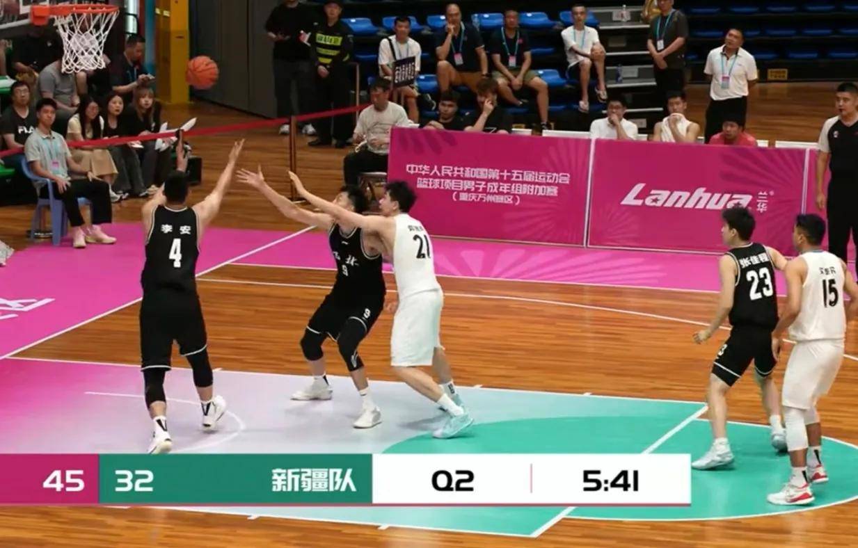 天津男篮与新疆队对垒，东西部对决