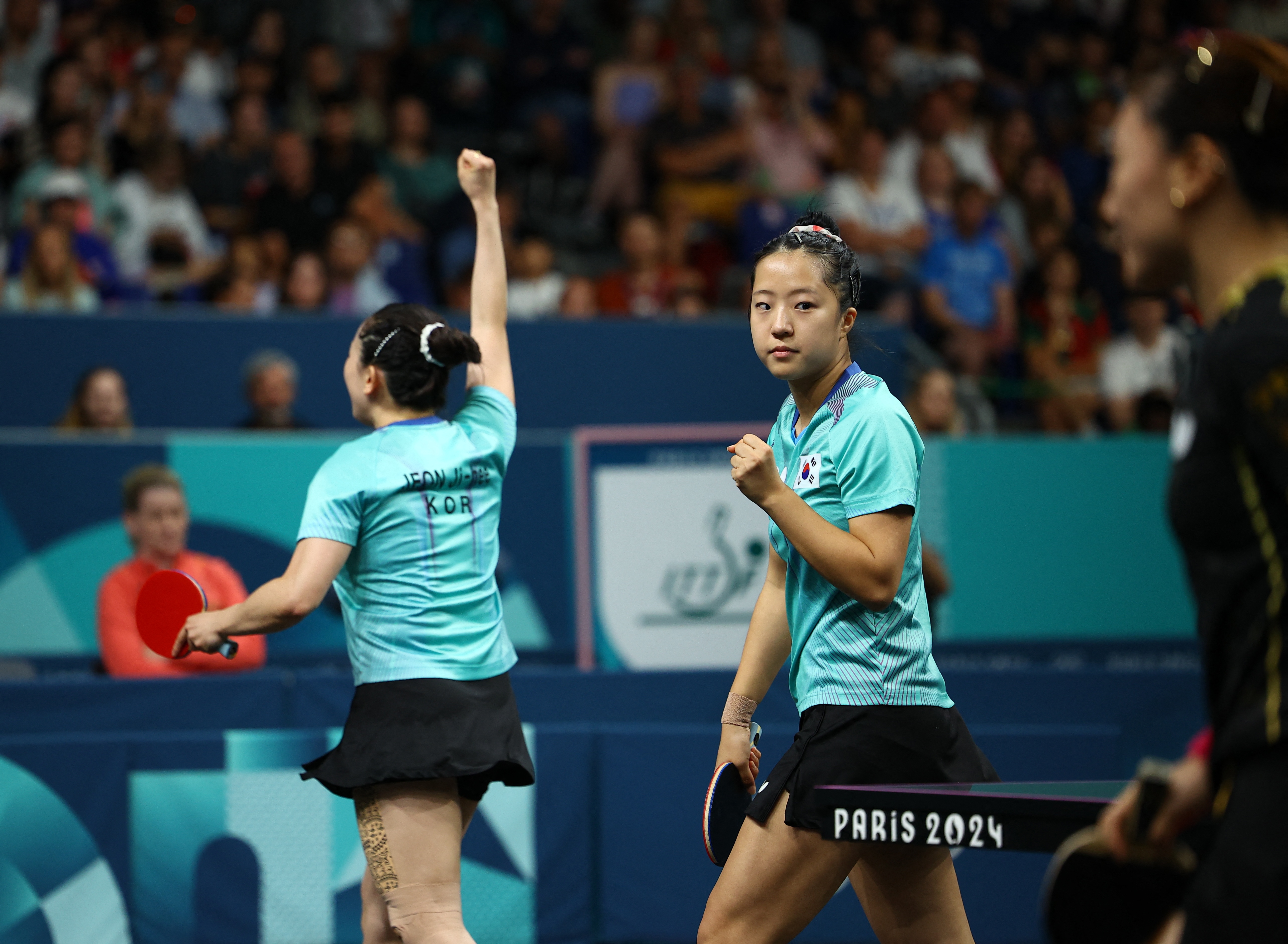 对手实力强劲,球员展现拼搏精神 对手实力强劲,球员展现拼搏精神