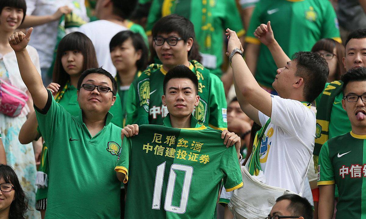 球迷狂热追随比赛，场上对决悬念重重