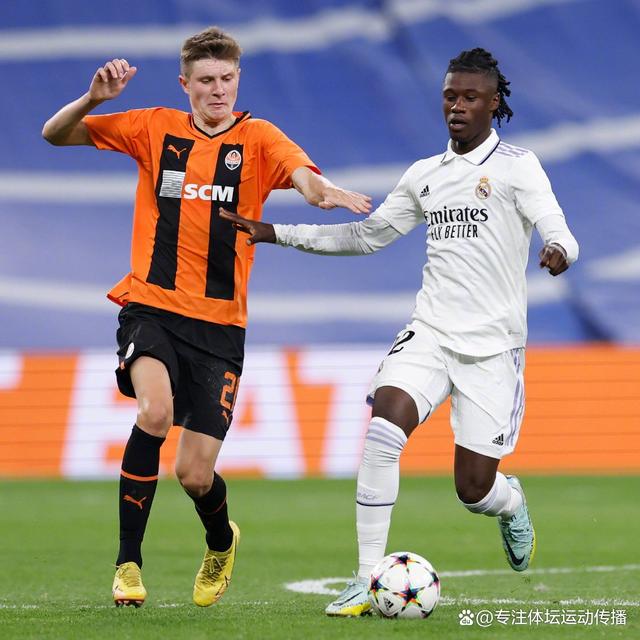 玩家中场妙传直塞破坏对手防线