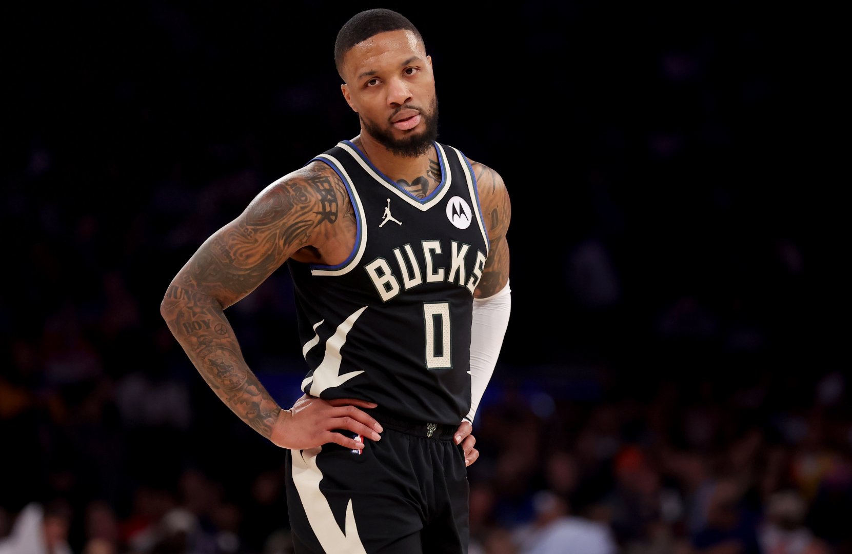 步行者客场负雄鹿，西蒙斯失业率攀升的简单介绍