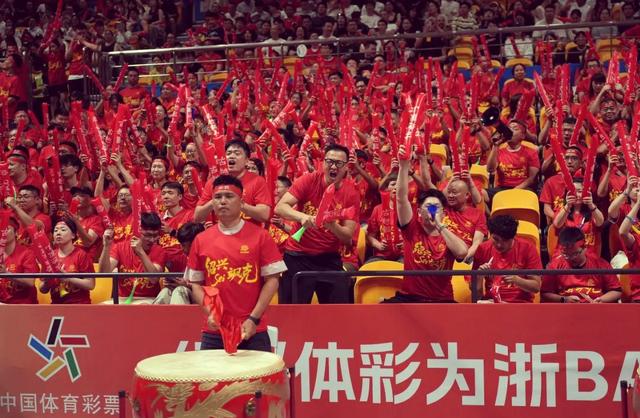 开云体育入口-队员奋勇拚搏，带领球队大获胜利