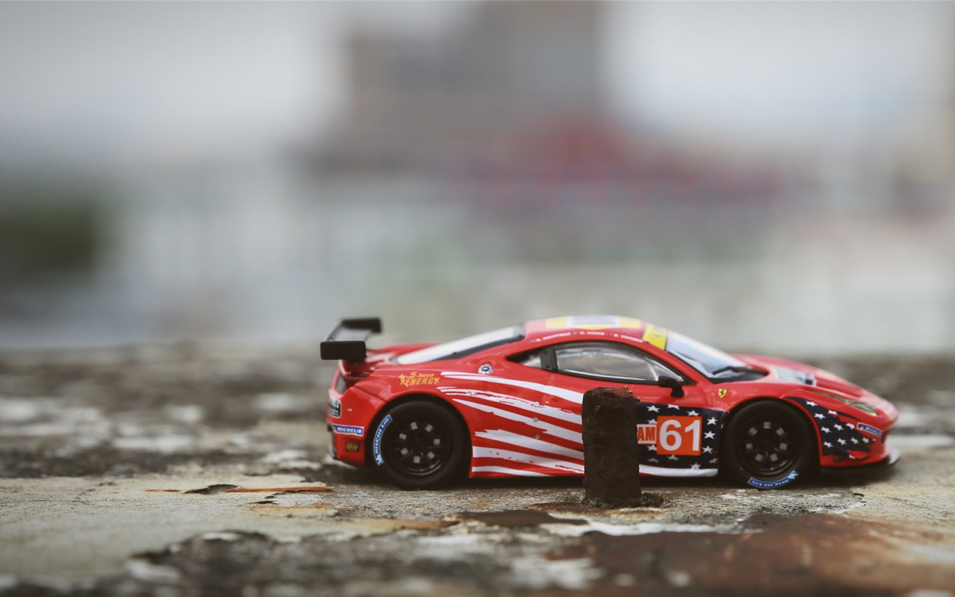 油门与脚尖，城市夜空下的两种极限叙事