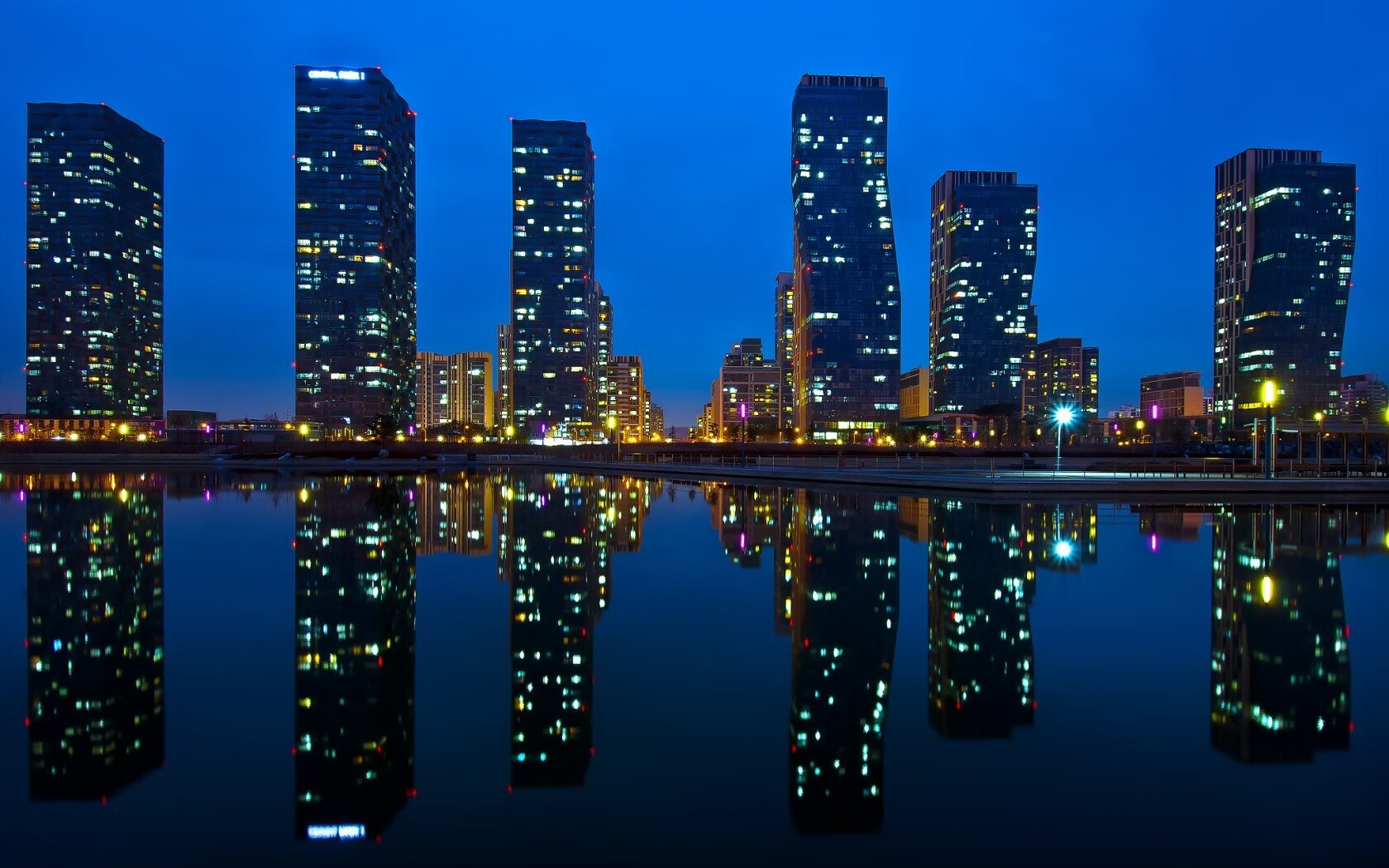 街道狂飙与无解单打,当F1引擎轰鸣遇上德罗赞的纪录之夜